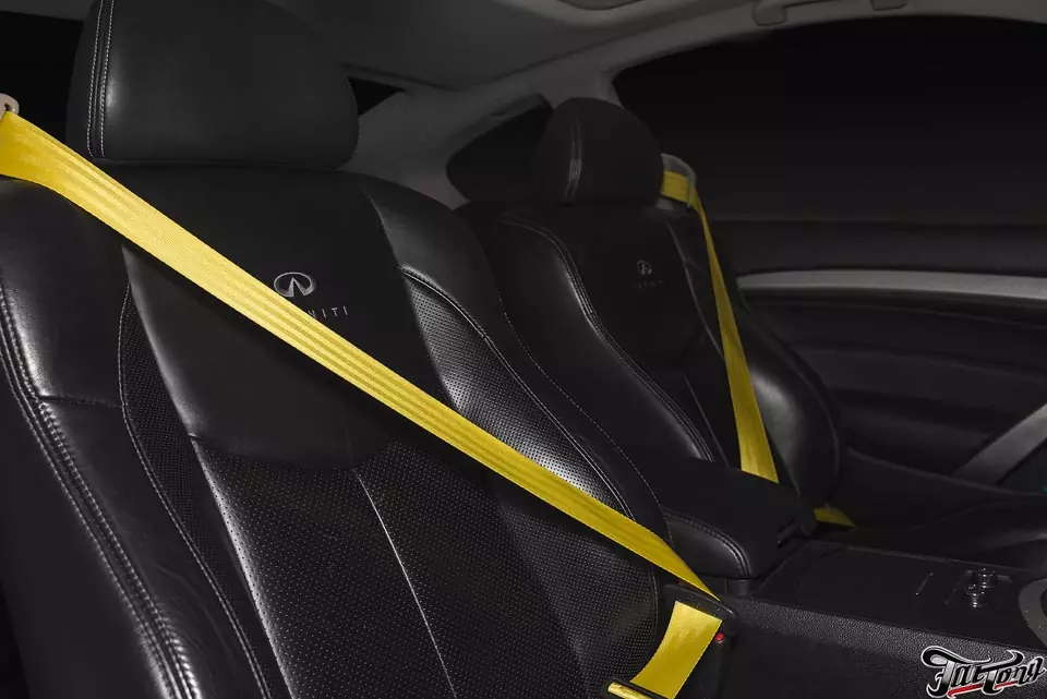 Infiniti G37 coupe. Установили желтые цветные ремни безопасности.